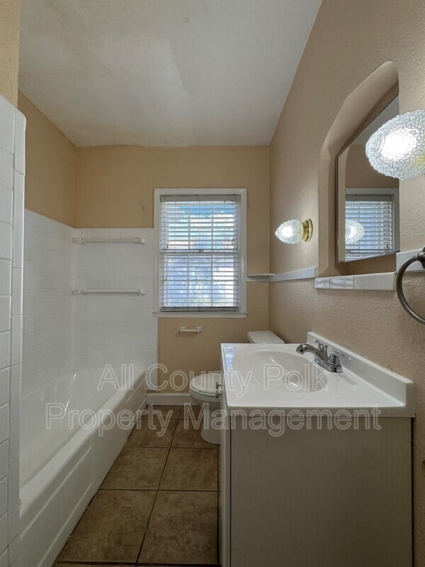 Building Photo - 422 E Belmar St