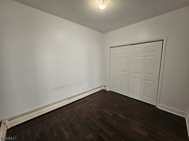 Building Photo - 916 Broadway