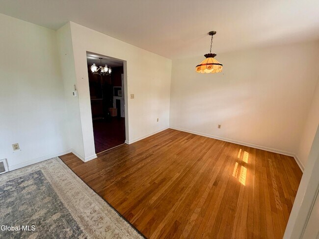 Building Photo - 5 Blue Creek Ln