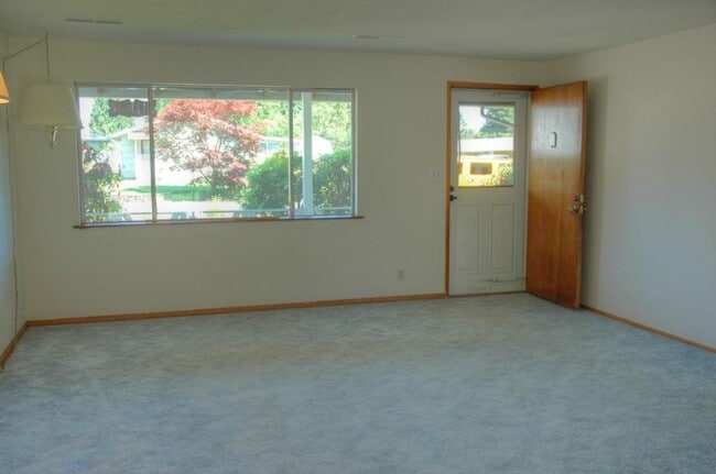 Building Photo - Spacious Renton Rambler w/ a HUGE Backyard!
