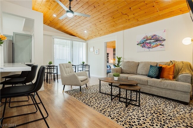 Building Photo - 2205 Santa Paula Dr