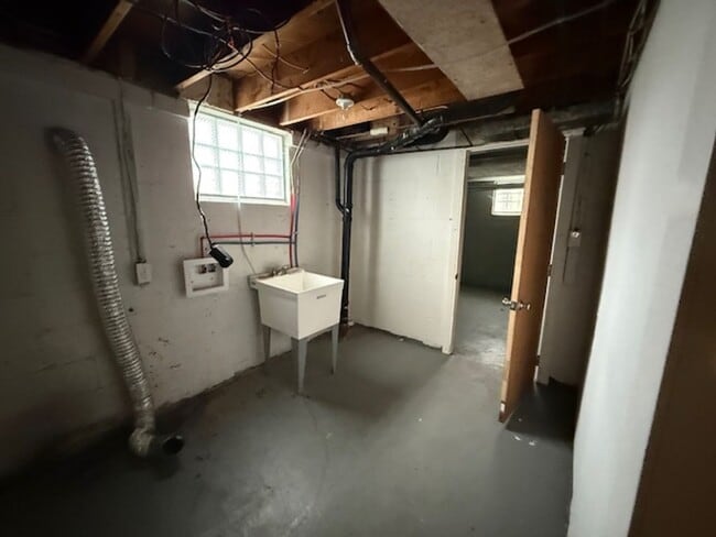 Building Photo - 205 Charleston Dr