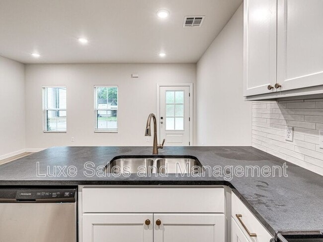 Building Photo - 612 W 2nd St