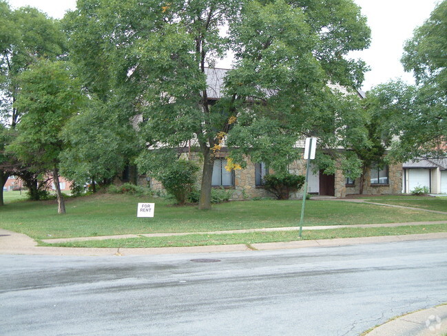 Primary Photo - Parkridge Court Apartments - Newly Renovat...