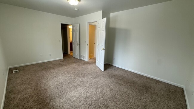 Building Photo - Lovely west Facing 3 Bed, 2 Bath, 2 Car Garage Townhouse!  Available now!