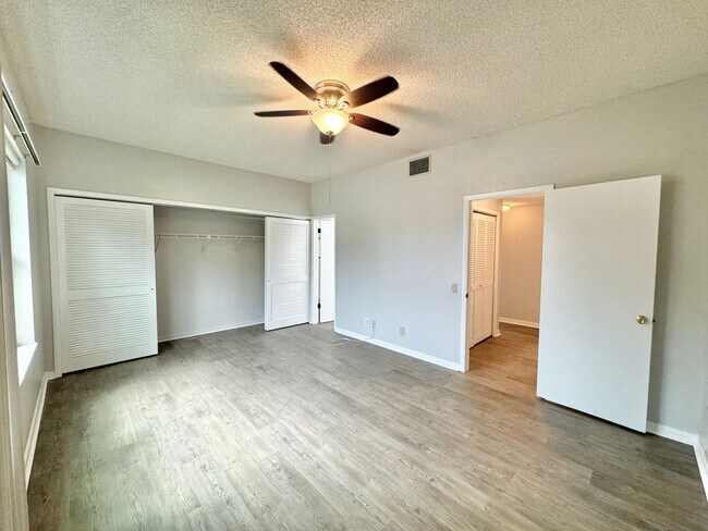Building Photo - Ground Floor Condo - Park Lake