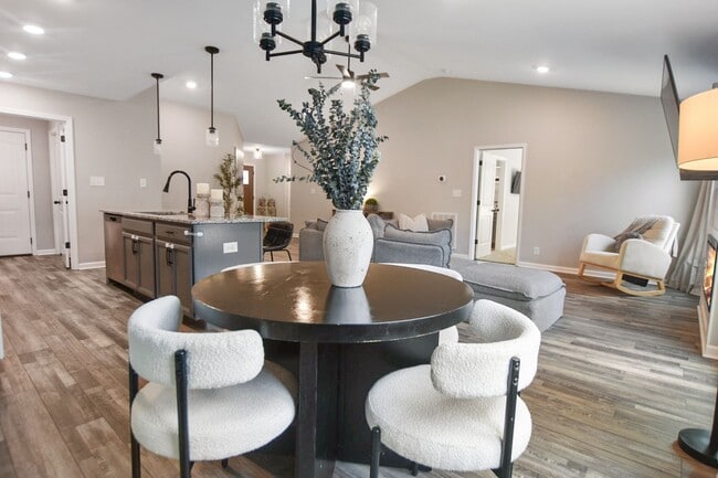 Building Photo - Pet Friendly Three Bedroom!