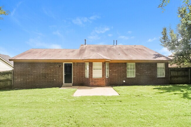 Building Photo - 495 Oakland Hills Dr