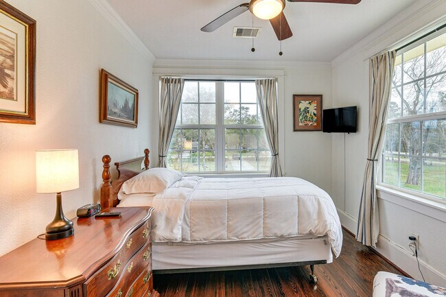 Building Photo - 5313 Palm Dr