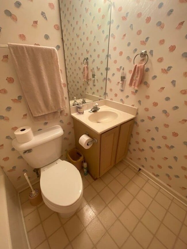 Building Photo - Introducing a charming 3-bedroom, 2-bathro...