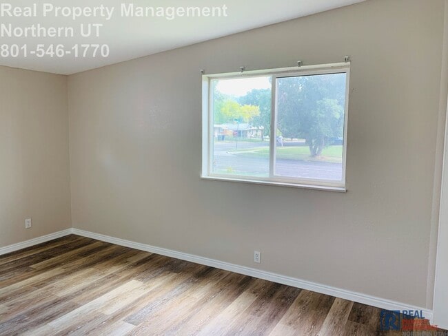 Building Photo - 3 Bed 1 Bath Ogden Home Now Available!