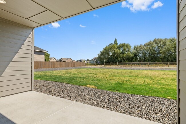 Building Photo - 4 Bedroom Home with Spacious Fully Fenced ...