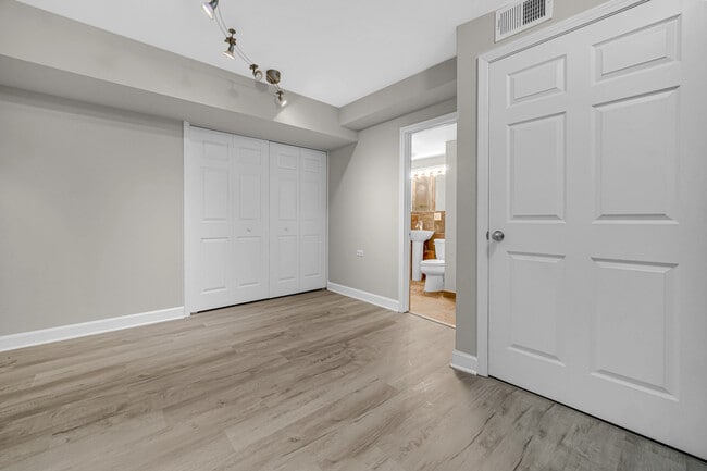 Building Photo - 1424 W Grand Ave