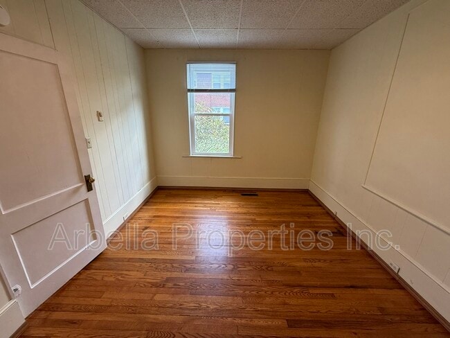 Building Photo - 703 E Unaka Ave