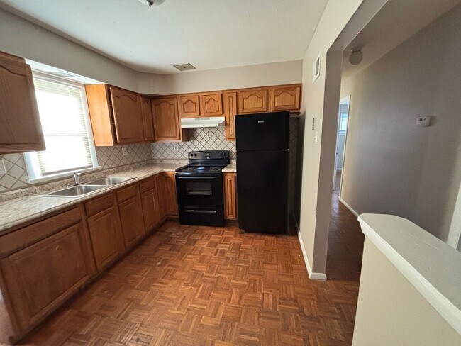 Building Photo - Charming 3 bedroom 1 bath home - section 8 welcome !