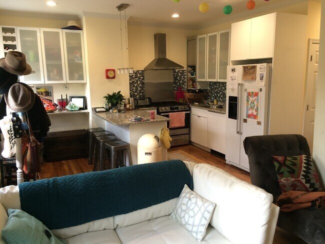 Building Photo - 174 Bolton St