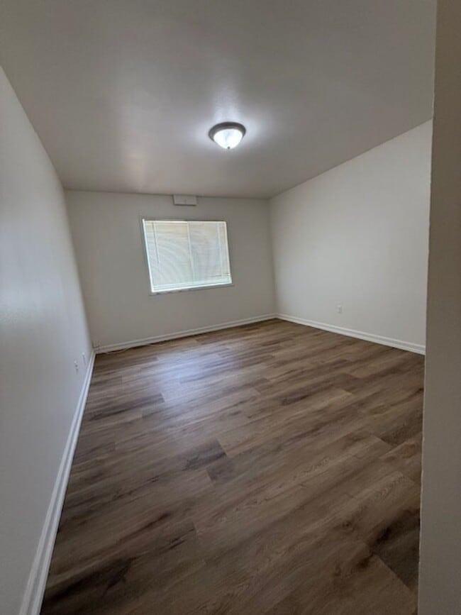 Building Photo - 3 bedroom 1 bath home with 1 car garage an...