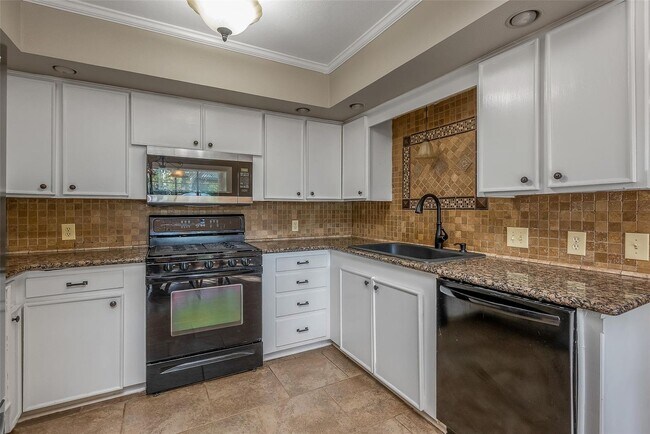 Building Photo - Available Now in Beautiful Southern Hills!