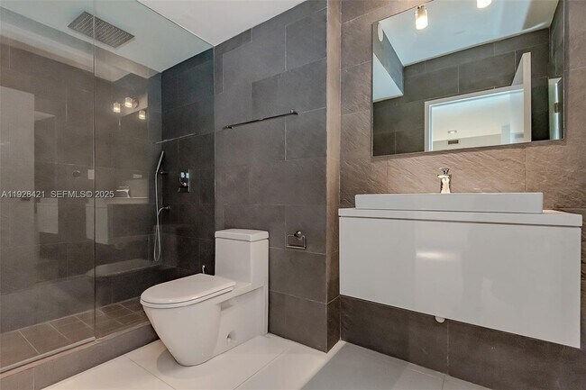 Building Photo - 100 Lincoln Rd