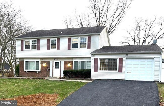 Building Photo - 42 Genesee Ln