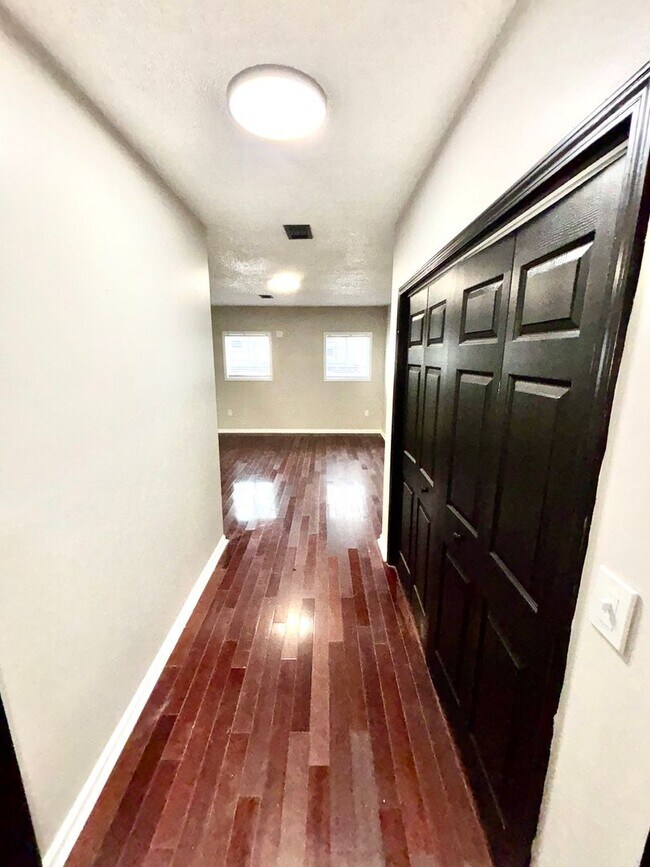 Building Photo - 5313 Johnwood- Valley View-Move In Ready!