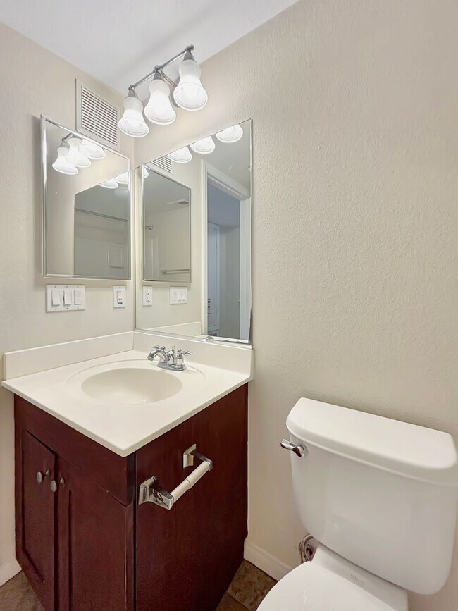 Building Photo - SD: Bright 2BD/2.5BA Townhome in Point Loma with Fireplace, Private Balcony & Tandem Garage