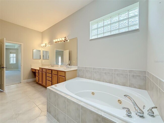 Building Photo - 10824 Woodchase Cir