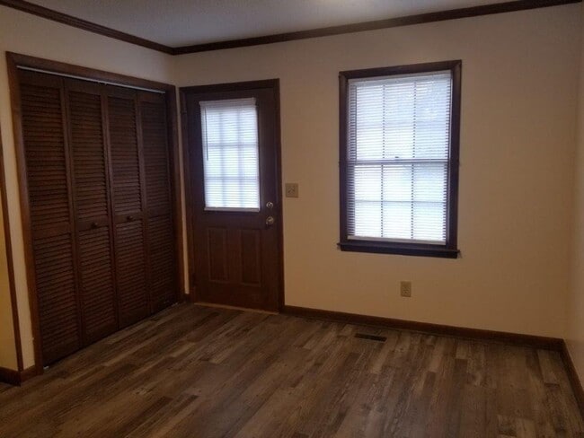 Building Photo - 117-B E John St