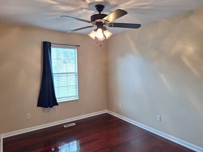 Building Photo - Convenient location to interstate in North...