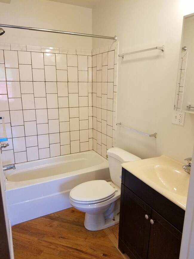 Building Photo - Incredibly Spacious 3 Bedroom / 3 Bathroom...