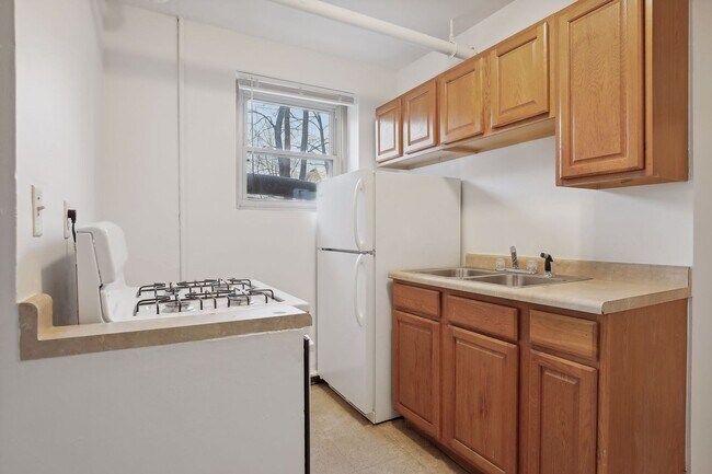 Building Photo - Spacious, Updated 1BR on Beautiful Iris Park!