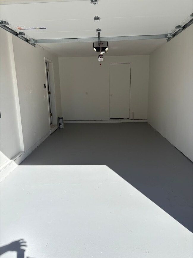 Building Photo - Huntington Rd. Duplex