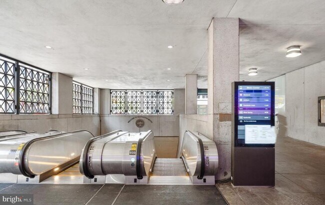 Building Photo - 916 G St NW