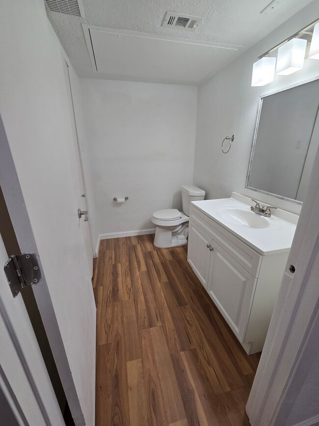 Building Photo - Updated Townhome Condo in Prime Location!