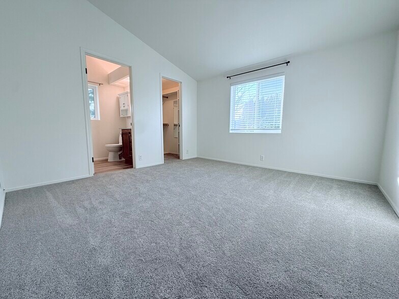 Building Photo - 571 SE Mountain View Rd