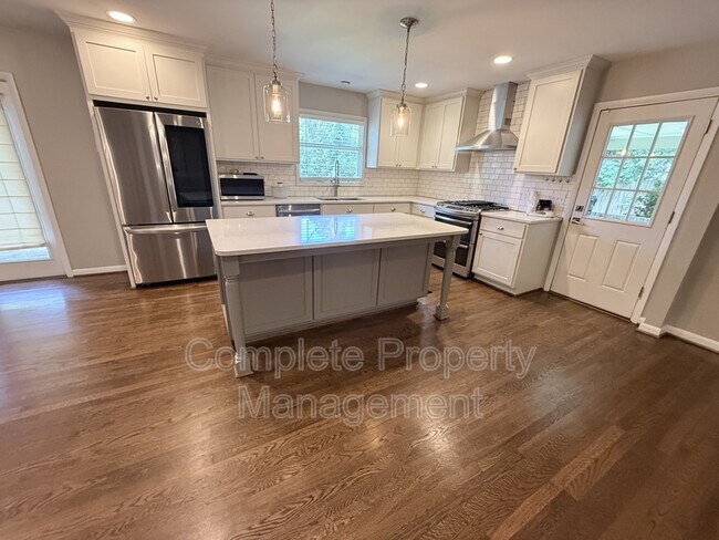 Building Photo - 3153 Woodhaven Dr