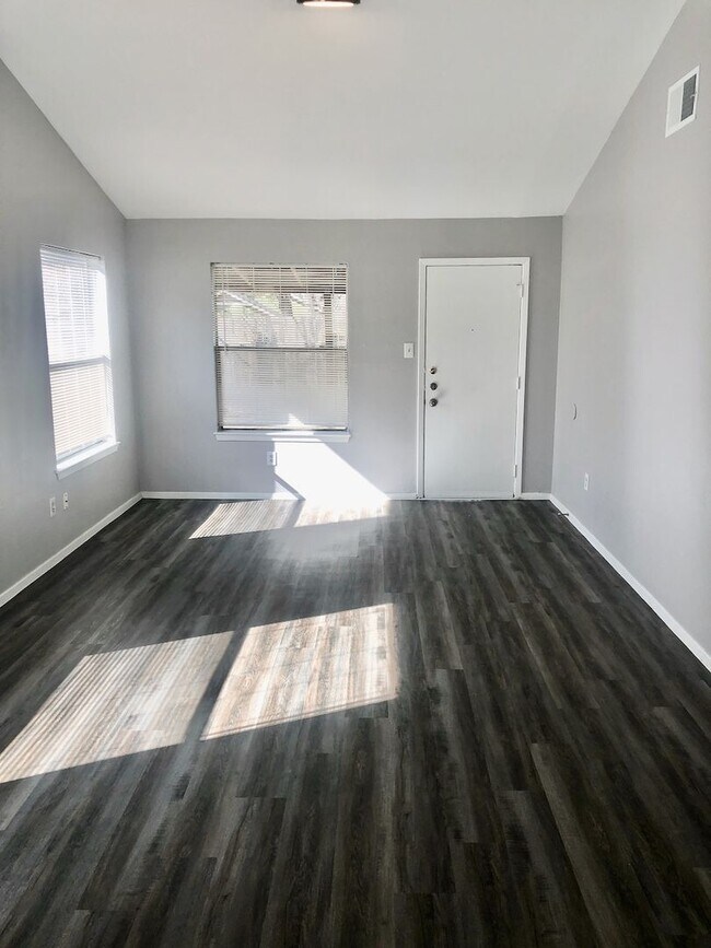Building Photo - 12402 Alderbrook Dr