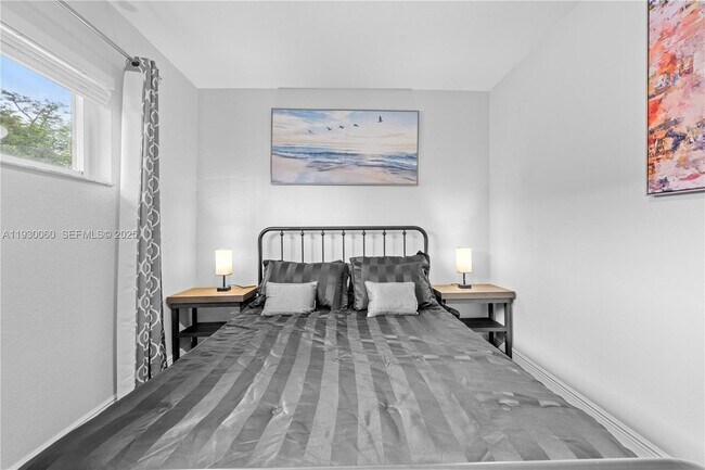 Building Photo - 1208 NE 5th Ave