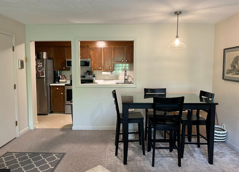 Building Photo - 3 Hallmark Gdns