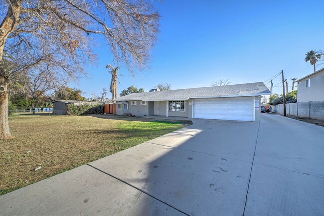 Building Photo - 2133 W Morten Ave