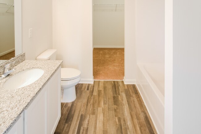 Building Photo - 4112 Lake Russell Dr