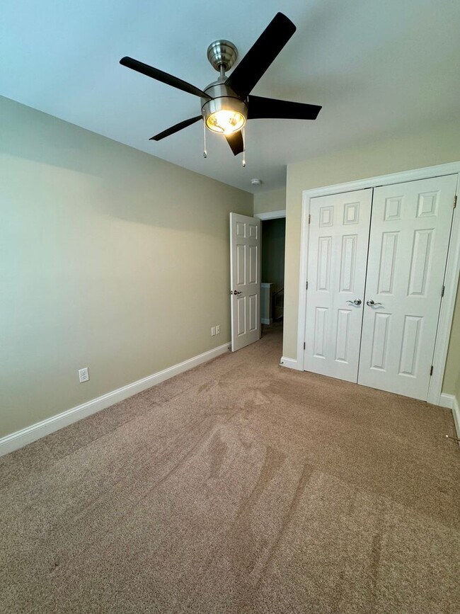 Building Photo - Spacious townhouse for rent in Bluestone H...