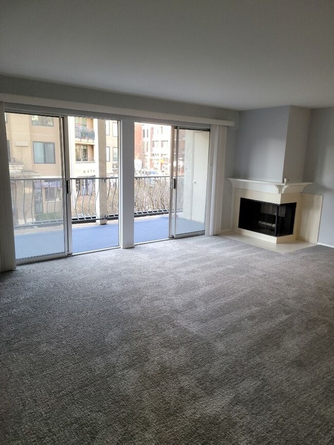 Building Photo - 2 Bed 1.5 Bath Condo Downtown Bellevue