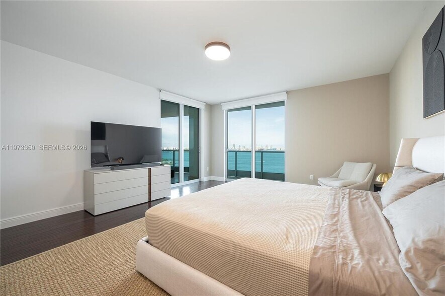 Building Photo - 1331 Brickell Bay Dr