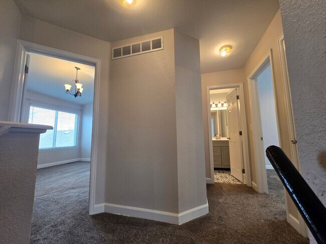 Building Photo - Charming 3BR House in Aurora