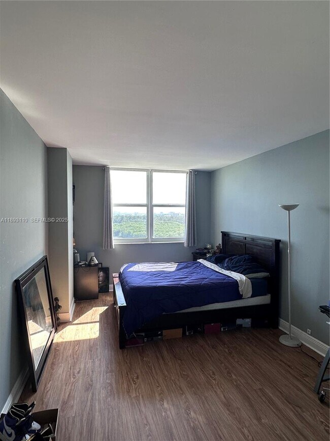 Building Photo - 300 Bayview Dr