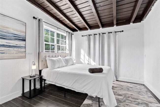 Building Photo - 2315 SW 17th St