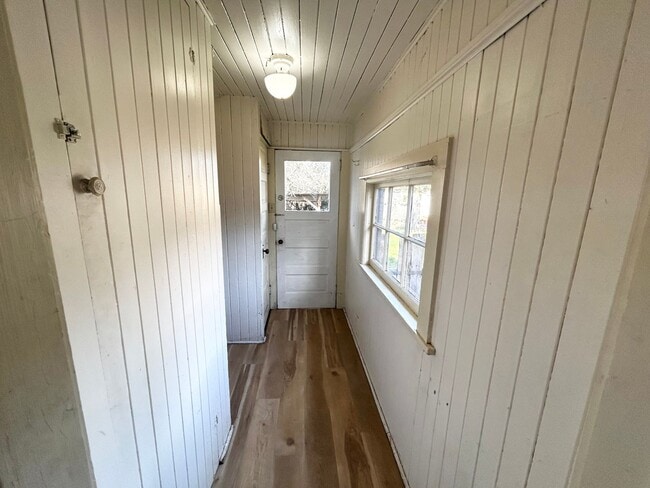 Building Photo - SE Portland 2 Bedroom Home!
