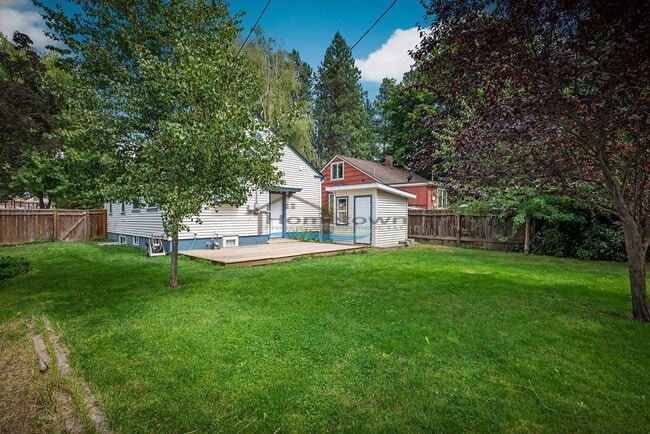 Building Photo - Well-Maintained 3 Bed 2 Bath Cottage in Do...