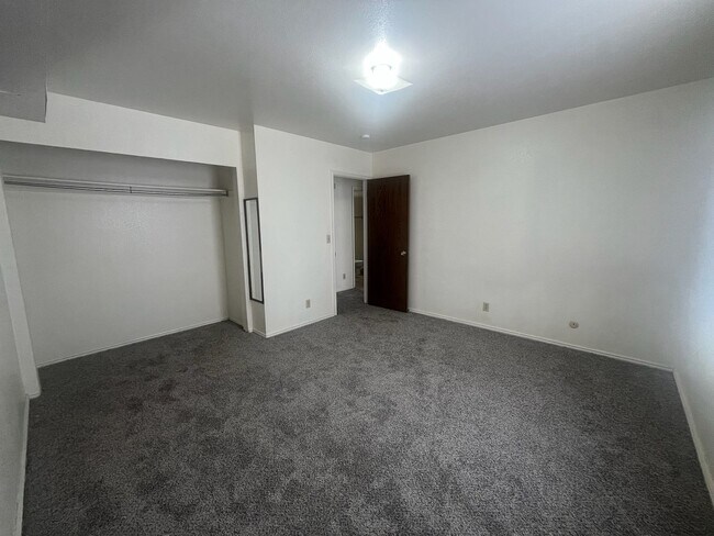 Building Photo - Cute two bedroom apartment for rent in Pro...